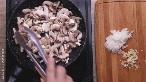 Mushrooms cut into thin slices for making sauce