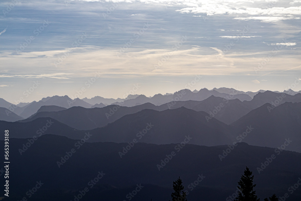 Berge in verschiedenen Grautönen im Gegenlicht, Silhoutte im Sonnenaufgang