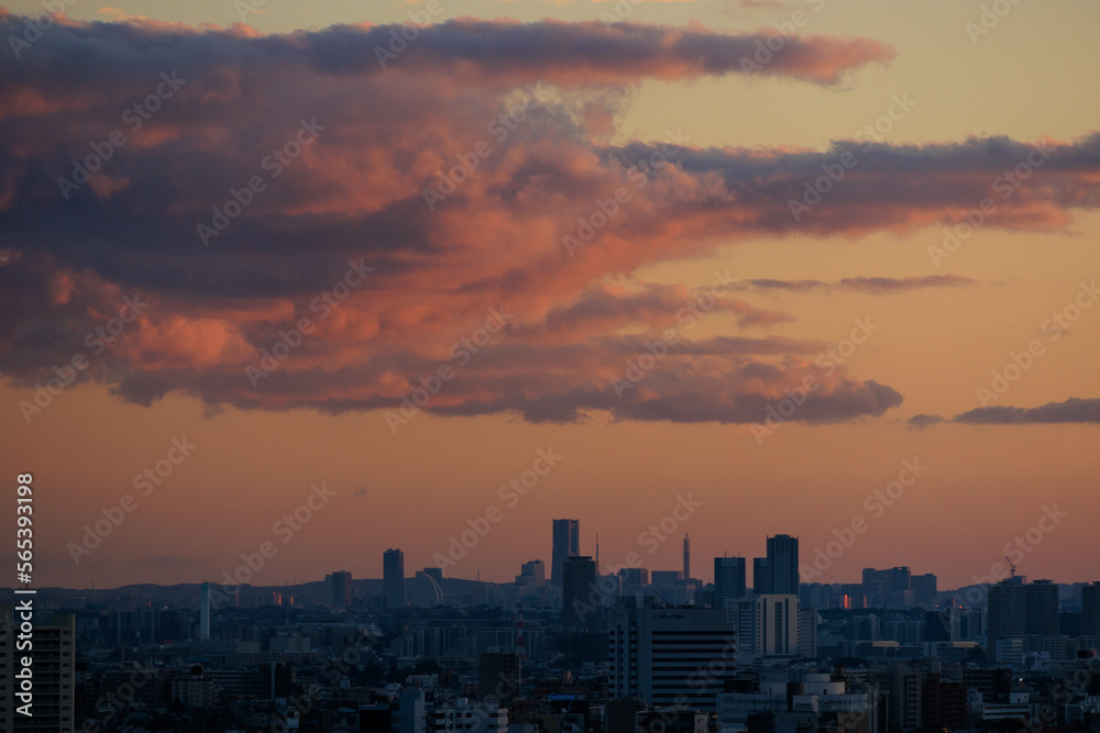 夕焼け雲と横浜ビル群のシルエット