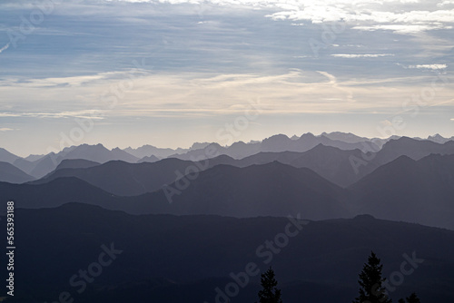 Berge in verschiedenen Grautönen im Gegenlicht, Silhoutte im Sonnenaufgang