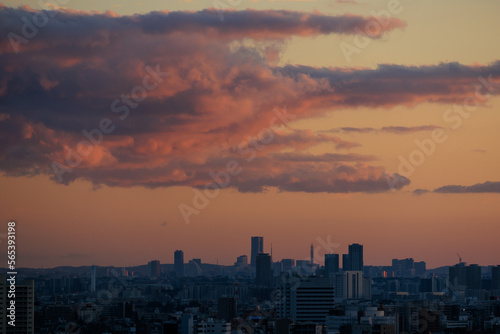 夕焼け雲と横浜ビル群のシルエット