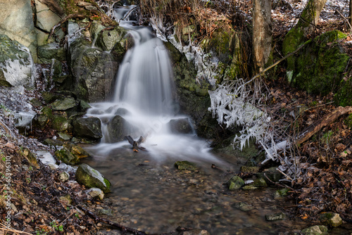 kleiner Wasserfall im Harz mit Eiszapfen