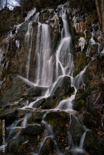 der Königshüttener Wasserfall im Winter, teils mit Eis