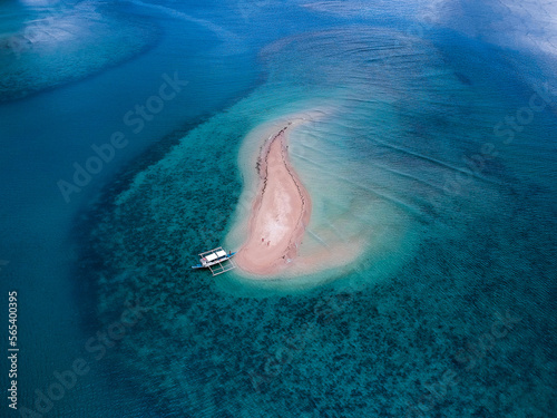 Fototapeta Naklejka Na Ścianę i Meble -  Small sand island lost in the infinity blue ocean near El Nido, Palawan in the Philippines