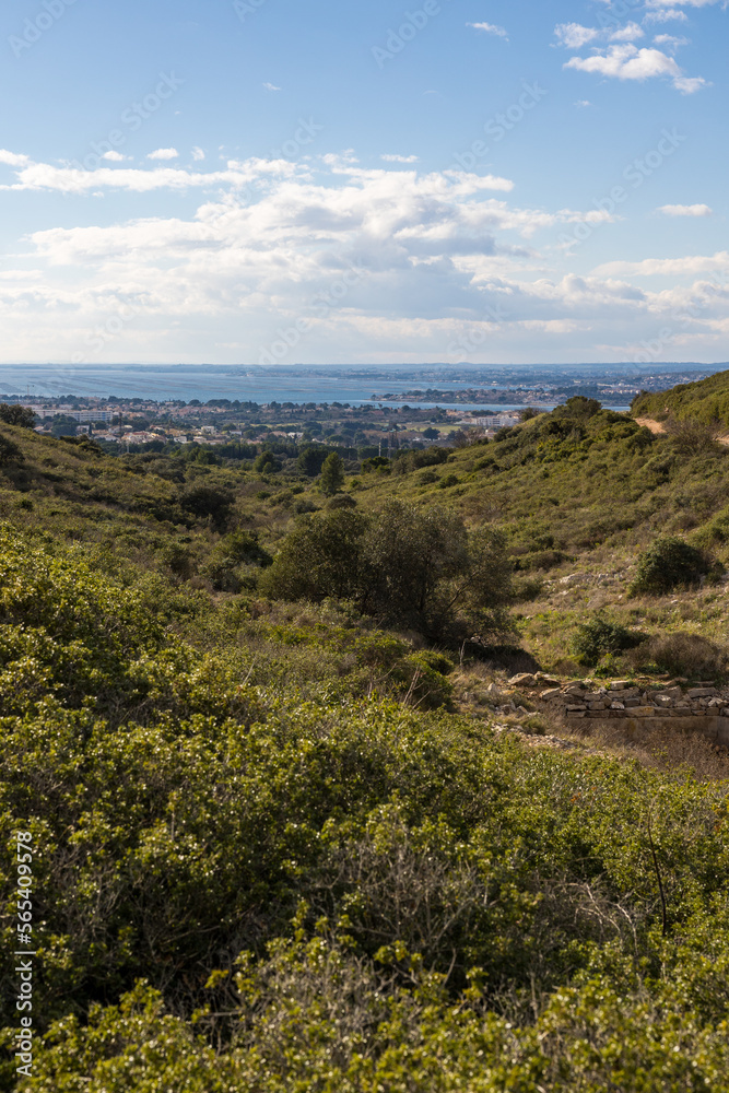 Vue sur l'étang de Thau depuis le massif de la Gardiole à Frontignan Vue sur l'étang de Thau depuis le massif de la Gardiole à Frontignan