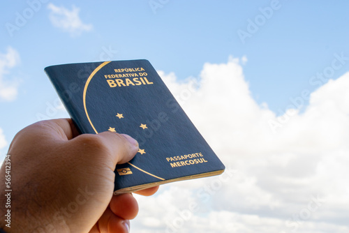 Segurando o passaporte brasileiro.  photo