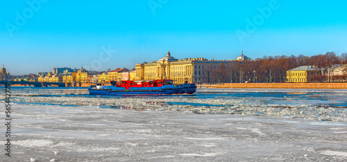 Fotografia, Obraz Landscape of the Neva river and university embankment in St