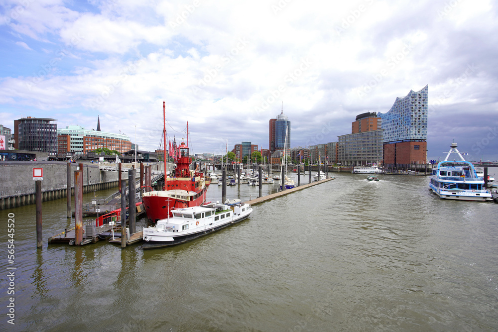 Naklejka premium Ships in the port of Hamburg, Germany