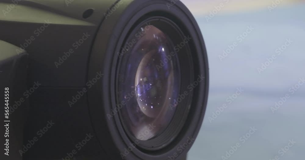 Luz puntual para iluminación de eventos rotando en el escenario en primer plano