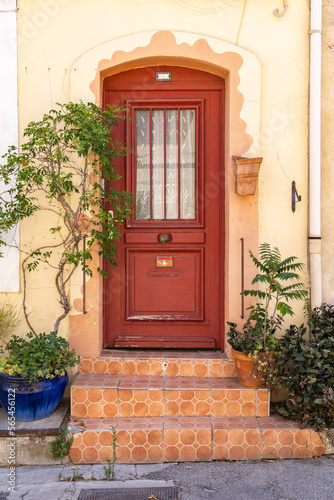 Red door on a home in Arles. © Emily_M_Wilson