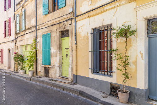 Canvas Print Potted plants along a street in Arles.