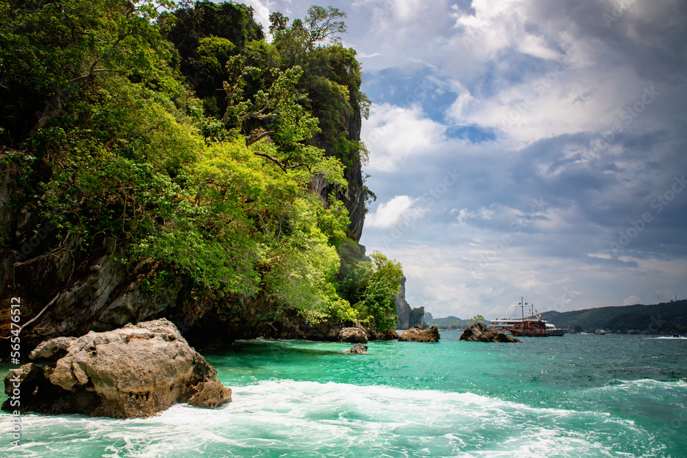 Obraz na płótnie Krajobraz wodny. Egzotyczne krajobrazy i dzika roślinność Tajlandii. Piękne piaszczyste plaże, lasy tropikalne i błękitna laguna. Skały i klify w oceanie. Tło natura.	 w salonie