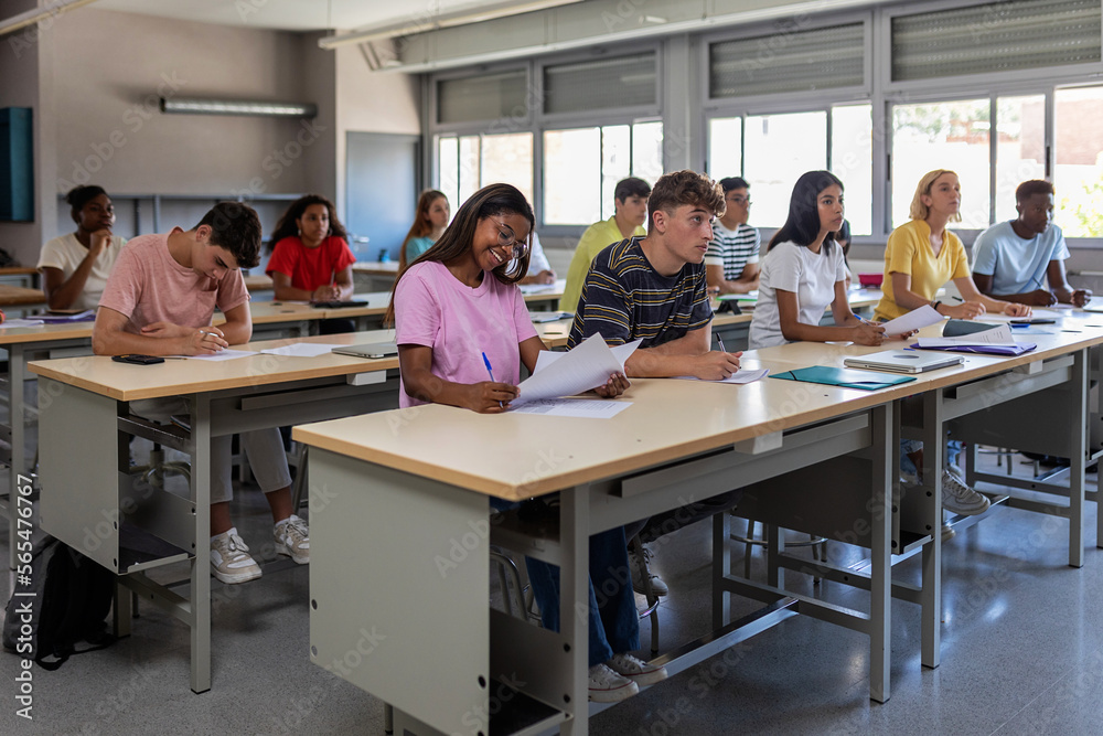 © Xavier Lorenzo - Young group of high school students studying in classroom