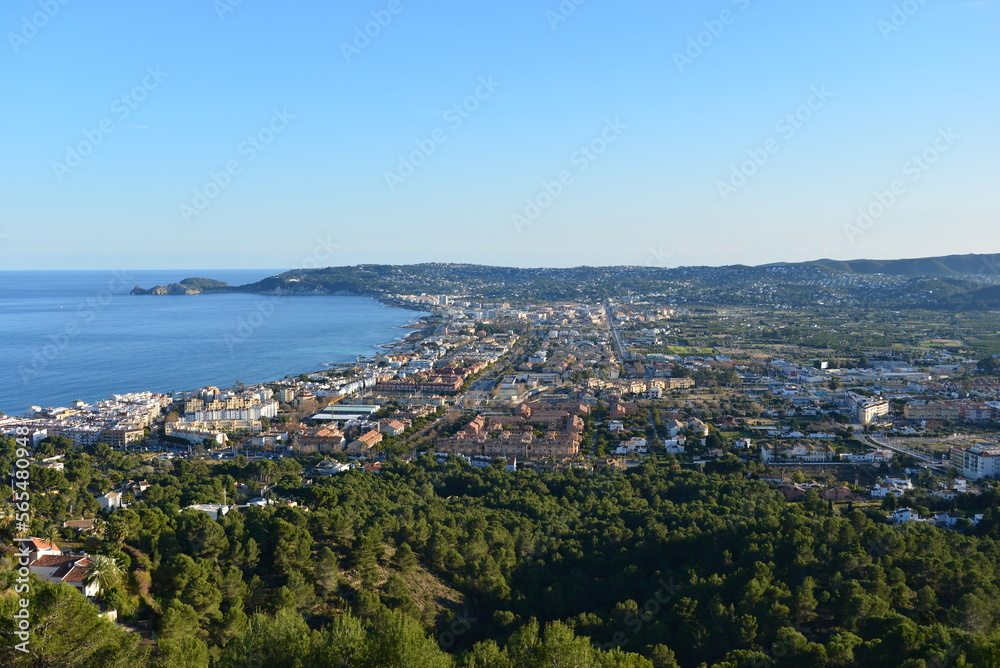 Ein Blick über den spanischen Ort Javea
