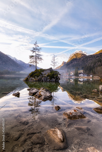 Hintersee am frühen Morgen mit leichtem Nebel im Hochformat