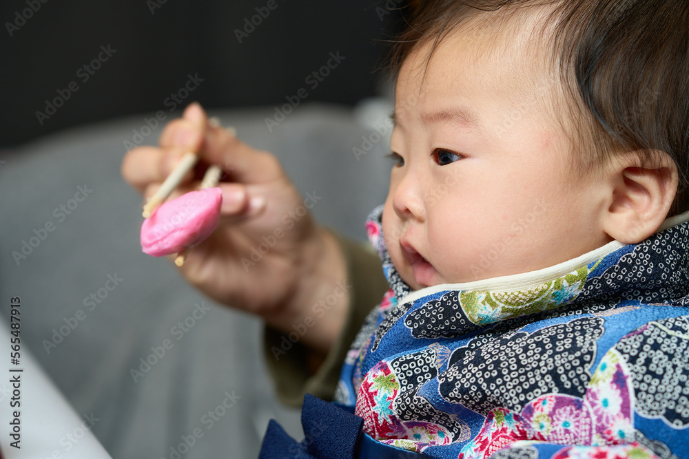 百日祝い・お食い初めをする男の子