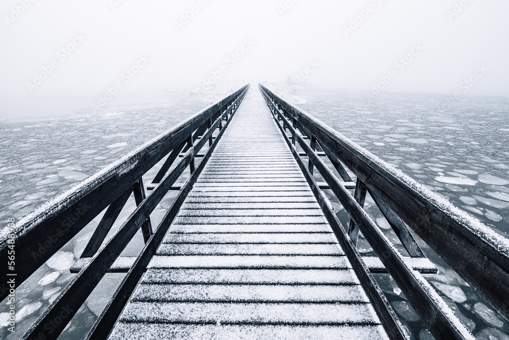 Obraz premium A wooden bridge in winter at Lindøya, Oslo.