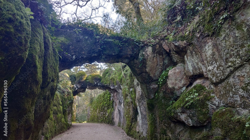 Obraz premium A stone bridge over a path in the mountains