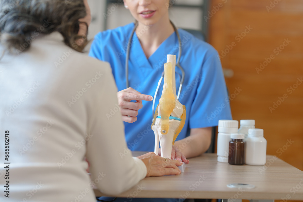 Obraz premium Female doctor taking a history of a patient and counseling on orthopedic diseases with female patients after measuring blood pressure and heart rate in a medical facility