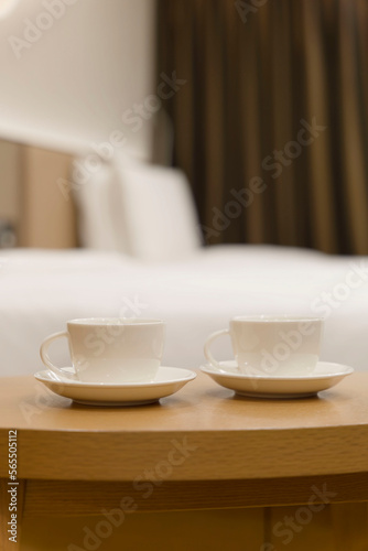 ベッドルームのコーヒーカップ 