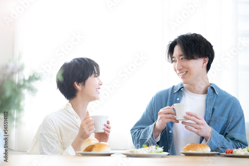 メインビジュアルにも！朝食を仲良く食べる新婚さんのイメージ　見つめ合う　アップ