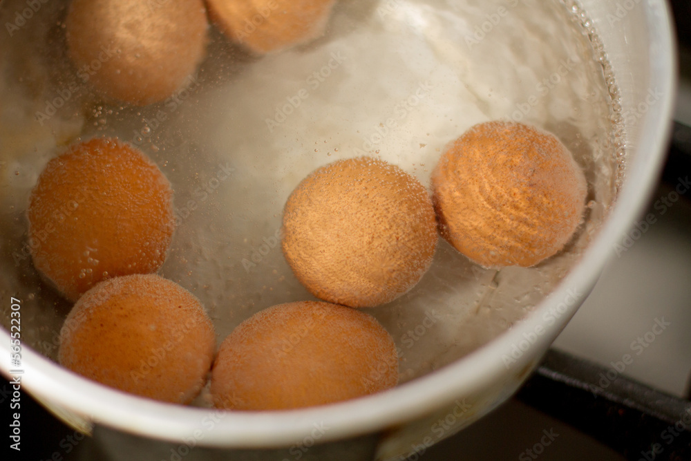 Foto de huevos hirviendo en una olla (primer plano). Concepto de preparación de alimentos. Foto de huevos hirviendo en una olla (primer plano). Concepto de preparación de alimentos.