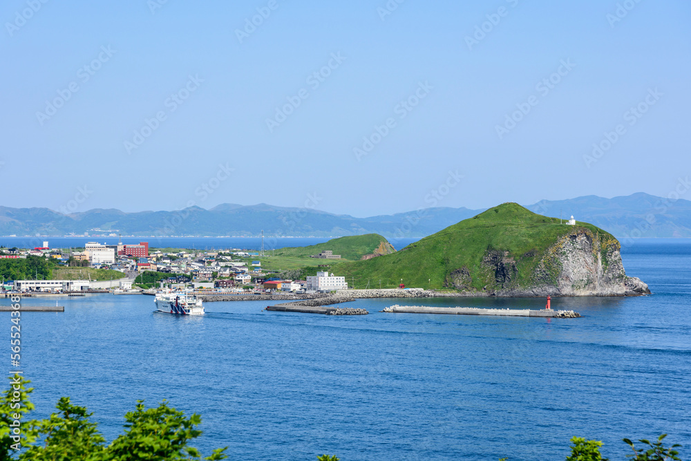 利尻島、鴛泊(おしどまり)の山と町と港
