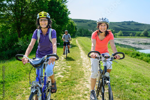 Gut gelaunt unterwegs in herrlicher Natur mit dem Fahrrad