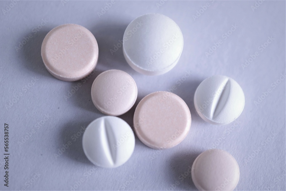 薬物依存 錠剤 散らばった 薄暗い 影 薬物依存 錠剤 散らばった 薄暗い 影