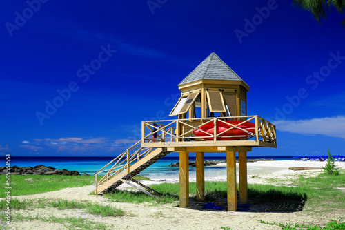 lifeguard tower at the beach © graham tomlin