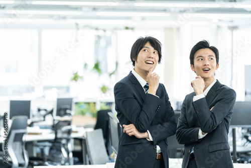 笑顔で考える日本人男性