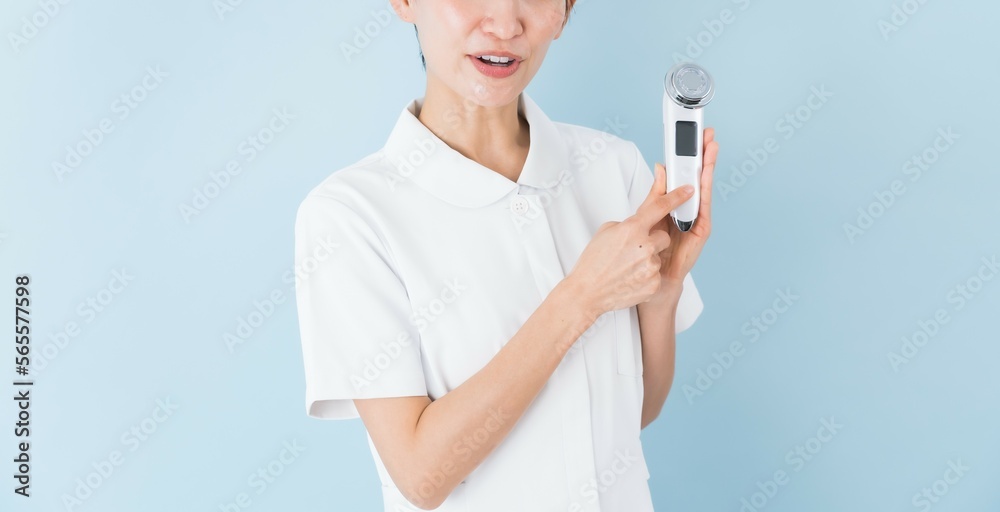 美顔器を使う日本人女性 美顔器を使う日本人女性