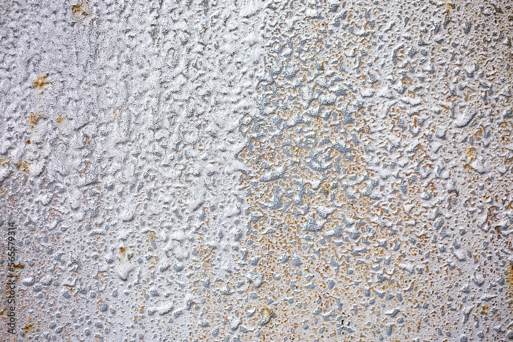 Naklejka premium Texture of paint stains on the wall, cracked paint on an old metal surface. Sheet of silver metal with cracked and peeling paint, background for design with copy space.