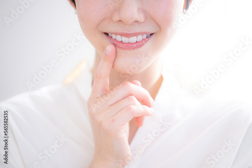 歯並びやホワイトニングに使いやすい美しい口元のアップ  photo