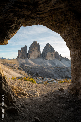 Blick auf einem Felsfenster einer Höhle auf ein Felsmassiv, Drei Zinnen, in Südtirol in den Dolomiten beim Wandern.