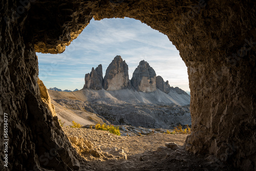 Höhle mit Blick auf Felsmassiv, die drei Zinnen,  im Abendlicht in Südtirol. © hannesheigl