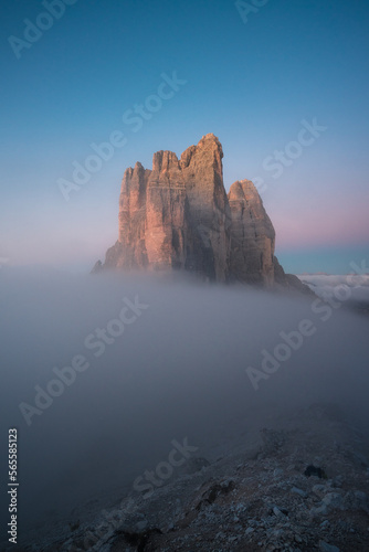 Felsmassiv  die Drei Zinnen  in den Dolomiten in S  dtirol in den Alpen mit Fels im Sonnenlicht und Nebel am Morgen.