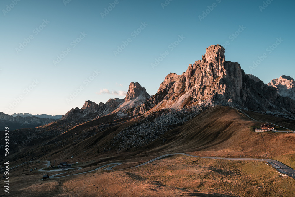 Fototapeta premium Passo Giau in den Dolomiten mit Passstraße und Gipfel mit Sonne.