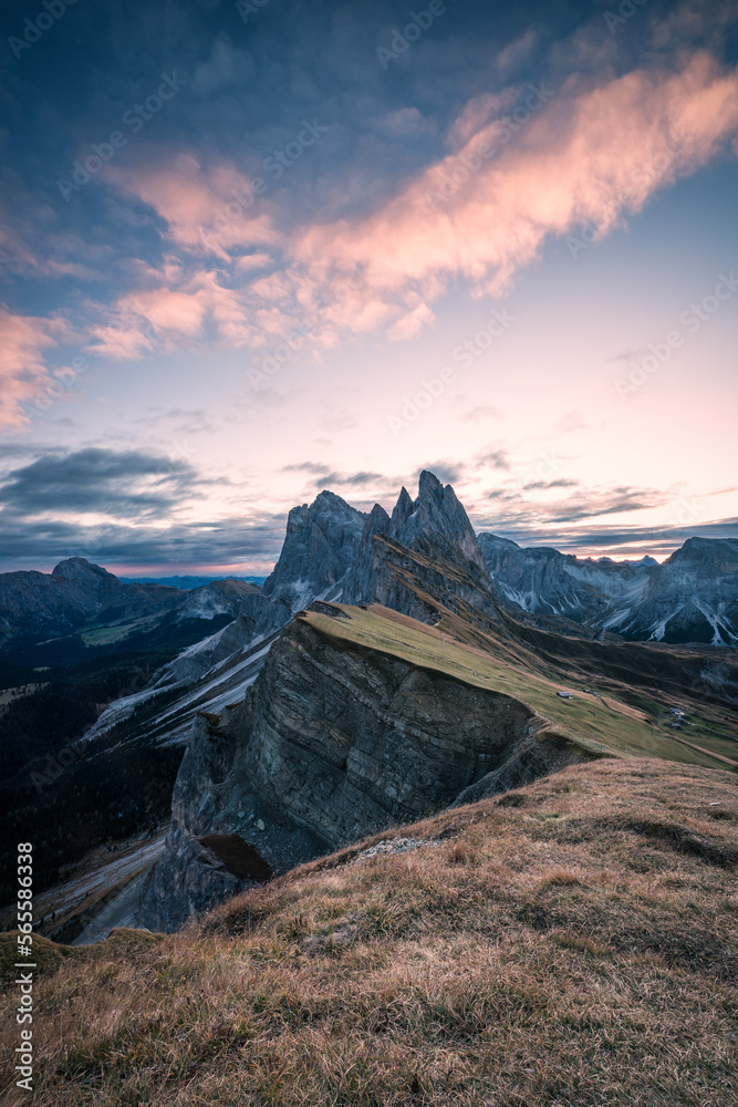 Farbiger SOnnenaufgang in den Dolomiten im Herbst mit tollem Panorama auf Felsmassiv.