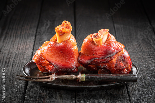 Fotografi Delicious ham hock with spices, garlic and salt.