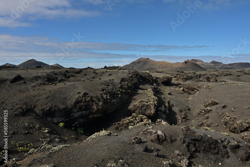 Der Vulkan El Cuervo im Los Volcanes Naturpark erhebt sich aus den erkalteten Lavafeldern der Kanareninsel Lanzarote