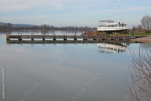 Schiff an Land mit Steg