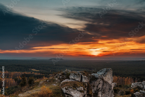 Widok na zachód słońca w górach © Marcin