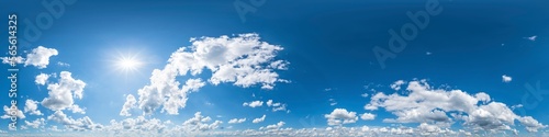 Nahtloses Panorama mit leicht bewölktem Himmel - 360-Grad-Ansicht mit schönen Cumulus-Wolken zur Verwendung in 3D-Grafiken als Himmelskuppel oder zur Nachbearbeitung von Drohnenaufnahmen 
