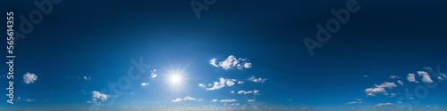 Nahtloses Panorama mit wenigen Wolken - 360-Grad-Himmels-Ansicht mit Cumuli zur Verwendung in 3D-Grafiken als Himmelskuppel oder zur Nachbearbeitung von Drohnenaufnahmen
