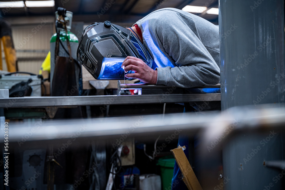 soudeur travailleur soudure industrie mécanique métallerie chaudronnerie usinage welder welding soudeur travailleur soudure industrie mécanique métallerie chaudronnerie usinage welder welding