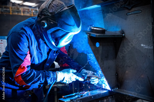 soudeur travailleur soudure industrie mécanique métallerie chaudronnerie usinage welder welding