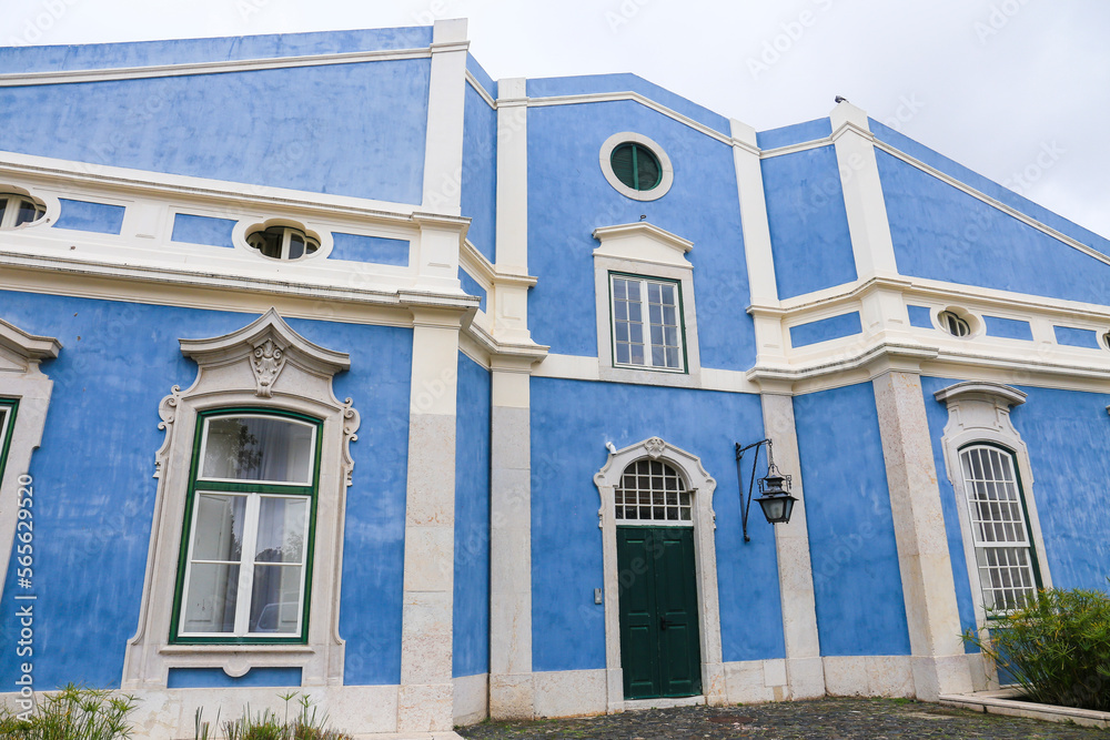 Obraz premium Typical vintage portuguese facade with white windows