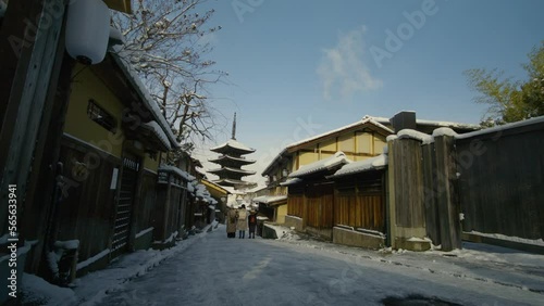 雪の積もる冬の京都