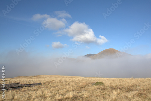 Colline dans les nuages